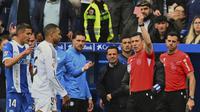 Momen striker Real Madrid, Kylian Mbappe, ketika dikartu merah dalam laga kontra Alaves pada lanjutan La Liga Spanyol di Mendizorroza stadium, Minggu (13/4/2025). (AP Photo/Miguel Oses)