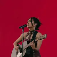 Cetak sejarah baru, Niki Zefanya jadi penyanyi perempuan Indonesia pertama yang tampil di Coachella. Berikut pesona memukaunya dalam busana rancangan Ashton Michael. (Instagram/nikizefanya).