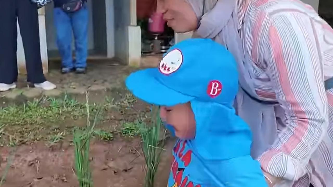 Potret Rayyanza Histeris Diajak Menanam Padi di Sawah, Gemas Banget Akhirnya Minta Maaf Karena Ketakutan