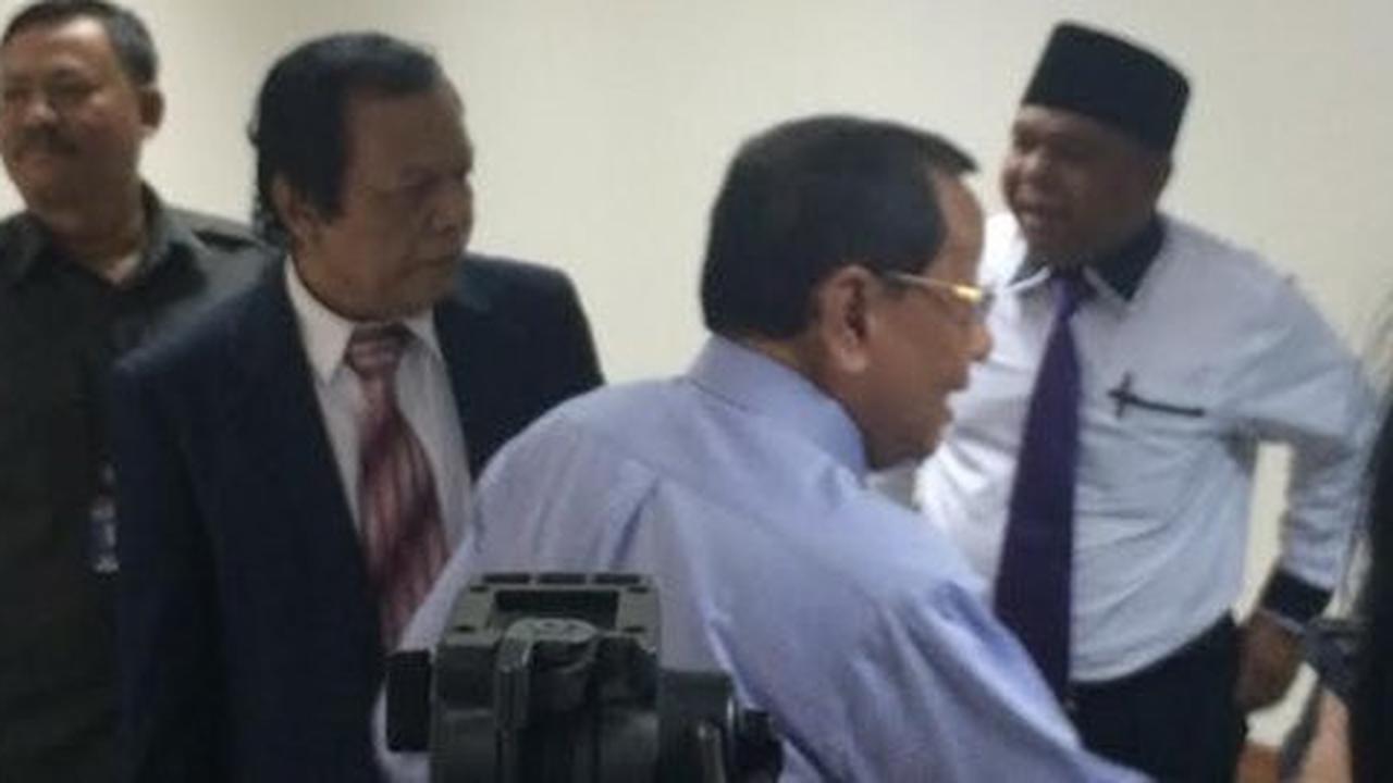 Sidang molor, kubu OC Kaligis teriak-teriak desak masuk ruang sidang