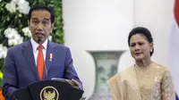 Presiden Joko Widodo (kiri) didampingi Ibu Negara Iriana menyampaikan keterangan di Istana Bogor, Jawa Barat, Selasa (10/3/2020). Raja dan Ratu Belanda mengunjungi Indonesia untuk peningkatan kerja sama bilateral bidang ekonomi dan sumber daya manusia. (Liputan6.com/Faizal Fanani)