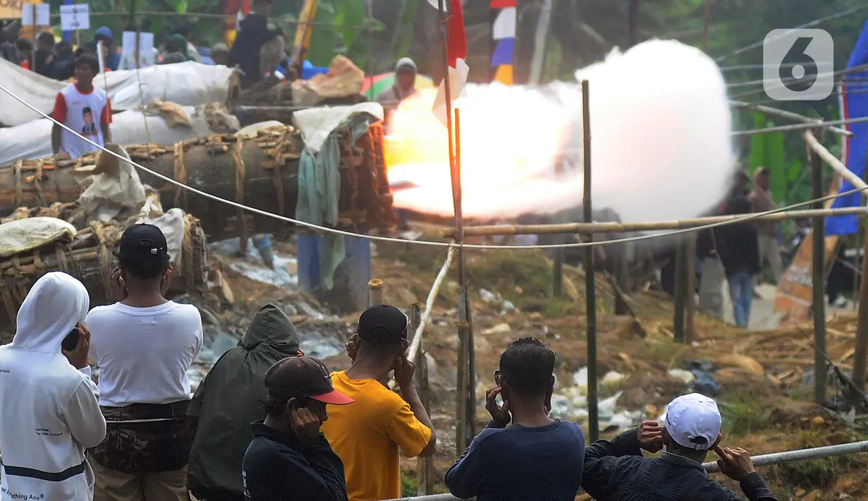 Pesta Rakyat Festival Kuluwung Bedug disambut antusias oleh masyarakat sekitar. (merdeka.com/Arie Basuki)