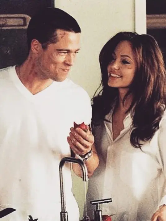 Pasangan Angelina Jolie dan Brad Pitt menikah di tahun 2014. Di tahun kedua, hubungan pernikahan mereka terpisahkan oleh perceraian yang gugatannya sempat diajukan oleh Jolie. (Instagram/brangelinaofficial)