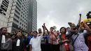Presiden FSPMI/KSPI, Said Iqbal (tengah) memberikan orasi saat aksi di lapangan DitSabhara Polda Metro Jaya, Jakarta, Rabu (17/2/2016). Dalam aksinya, mereka meminta pencabutan status tersangka 26 orang buruh aktivis. (Liputan6.com/Helmi Fithriansyah)