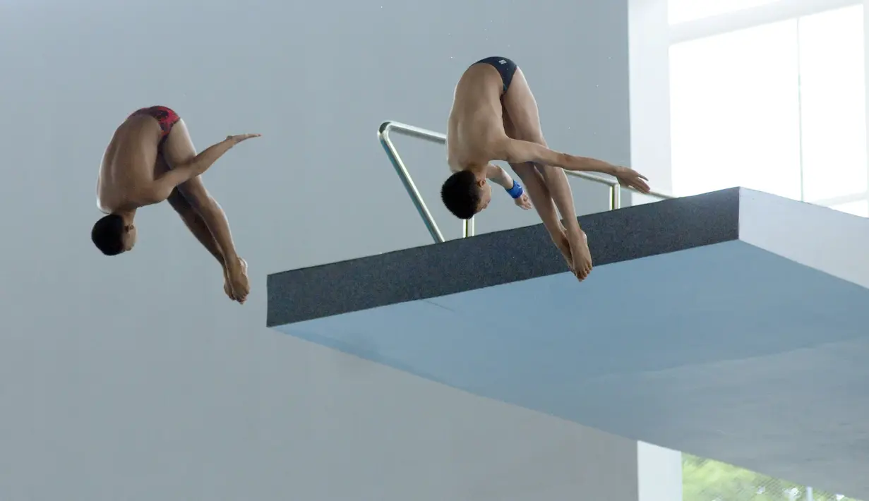 Atlet loncat indah serasi berlaga di Indonesia Open Aquatic Championship 2017 di Stadion Aquatic GBK, Jakarta, Selasa (5/12). Empat cabang olahraga akuatik dilombakan, renang, polo air, loncat indah, dan renang artistik. (Liputan6.com/Helmi Fithriansyah)