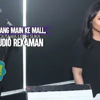 Gita Gutawa tengah asyik bekerja di belakang layar.