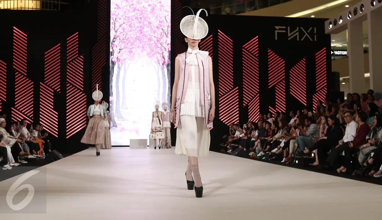 Model berjalan di catwalk saat memperagakan busana rancangan Denny Wirawan dalam acara Senayan City Fashion Nation ke-11, Jakarta, Jumat (7/4). (Liputan6.com/Herman Zakharia)