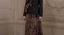 Hadiri Dior AW 19, mantan girl group “Miss A” ini tampil anggun berbalut blazer dan print tutu skirt. Tak lupa ia juga menambahkan aksesori berupa baret cap dan belt pada pinggangnya. . (Instagram/ skuukzky)