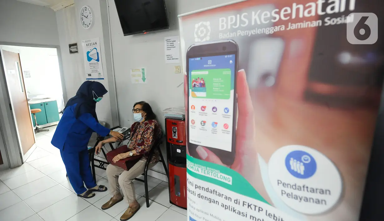 Petugas memeriksa tekanan darah pasien BPJS Kesehatan yang berobat di Faskes Tingkat 1 Klinik Kesehatan Prima Husada di Depok, Jawa Barat, Senin (23/5/20222). Sejumlah terobosan saat ini dilakukan paramedis di Faskes Tingkat 1, diantaranya penilaian peserta program JKN melalui fitur Kessan (Kesan Pesan Peserta Setelah Layanan)  dalam aplikasi Mobile JKN. (merdeka.com/Arie Basuki)
