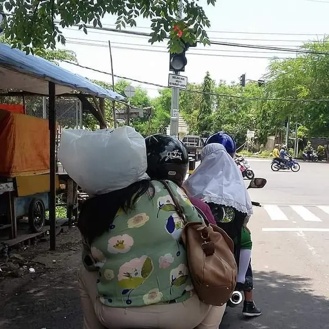 7 Pose Nyeleneh Emak-Emak saat Dibonceng Motor Ini Bikin Ketawa
