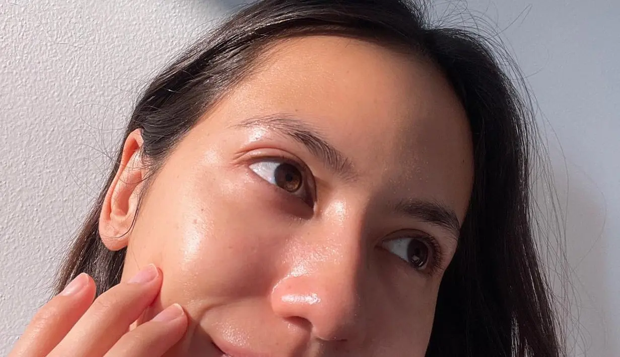 Dengan kulit yang sehat, aura kecantikan seseorang akan makin terpancar meski tanpa makeup. [Instagram @pevpearce]