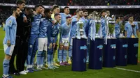 Manchester City memamerkan trofi juara yang didapat sepanjang 2023.&nbsp;(AP Photo/Dave Thompson)