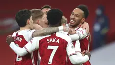 Para pemain Arsenal merayakan gol pertama yang dicetak striker Pierre-Emerick Aubameyang (kanan) ke gawang Leeds United dalam laga lanjutan Liga Inggris 2020/21 pekan ke-24 di Emirates Stadium, London, Minggu (14/2/2021). Arsenal menang 4-2 atas Leeds United. (AP/Catherine Ivill/Pool)