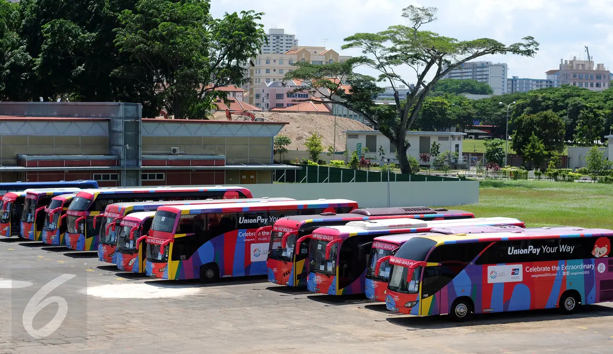 Warga Singapura bersiap menyambut perhelatan olahraga se Asia Tenggara, Sea Games 2015 pada 5-16 Juni 2015. Deretan bus kontingen terparkir bersiap mengantar para atlit menuju lokasi pertandingan, Selasa (2/6/2015). (Liputan6.com/Helmi Fithriansyah)