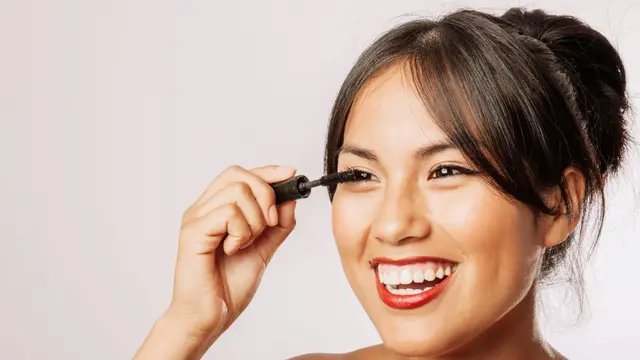 Ilustrasi Pakai Riasan Mata (photo by freepik.com)