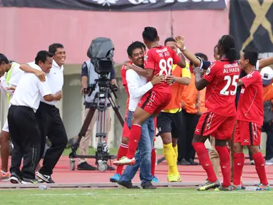 Pemain Semen Padang, Irsyad Maulana, merayakan gol kedua yang dicetaknya ke gawang Mitra Kukar bersama pelatih Nil Maizar pada lanjutan Grup D Piala Jenderal Sudirman 2015 di Stadion Manahan, Solo, Selasa (15/12/2015). (Bola.com/Nicklas Hanoatubun)