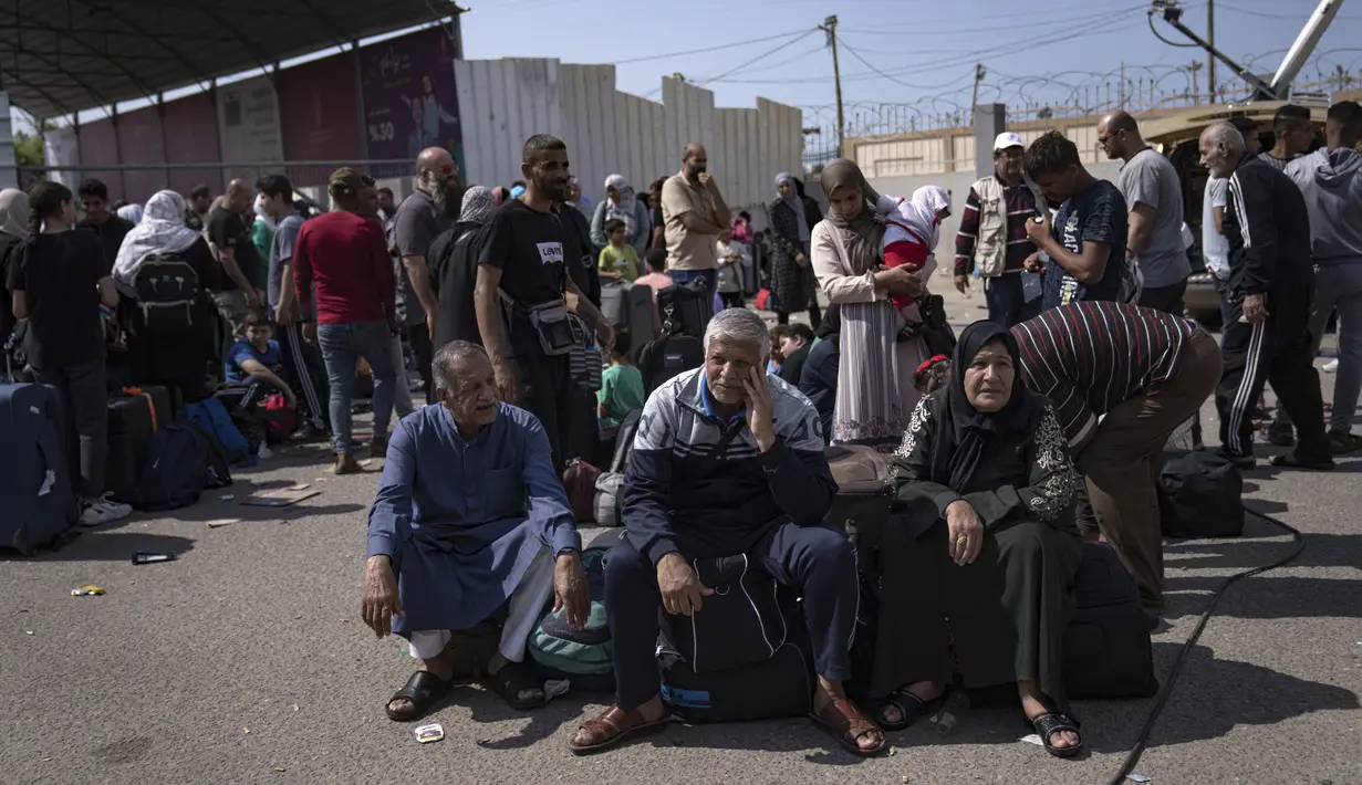 Konvoi truk yang membawa makanan dan pasokan medis sedang menunggu untuk menyeberang ke Gaza, menurut kepala Bank Makanan Mesir, sebuah organisasi bantuan. (AP Photo/Fatima Shbair)
