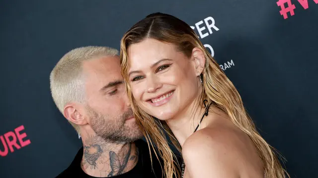 Adam Levine dan Behati Prinsloo Tampil Mesra di Unforgettable Evening Benefit Gala 2023