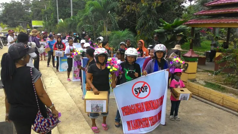 Demo dan pengumpulan koin solidaritas pembunuhan sadis di Bintuni