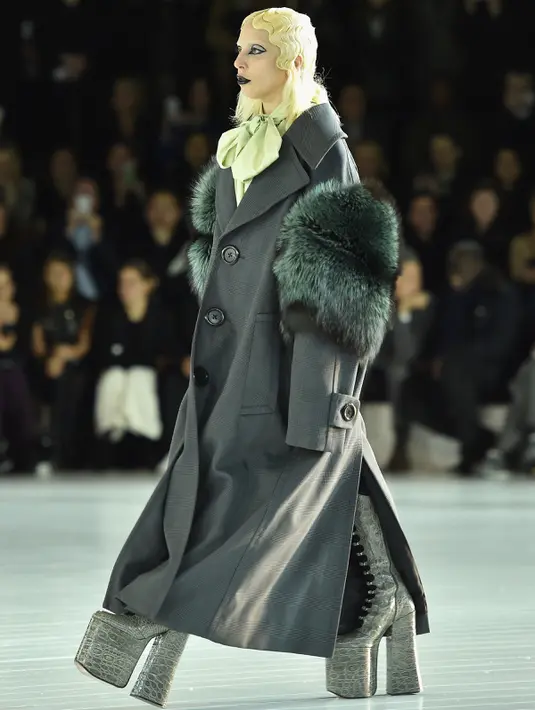 Lady Gaga mengenakan sepatu platform super tinggi saat menjadi model untuk Marc Jacobs pada acara New York Fashion Week, Kamis (18/2). Mother Monster itu memakai oversize coat dan unik. (Dimitrios KAMBOURIS/GETTY IMAGES NORTH AMERICA/AFP)