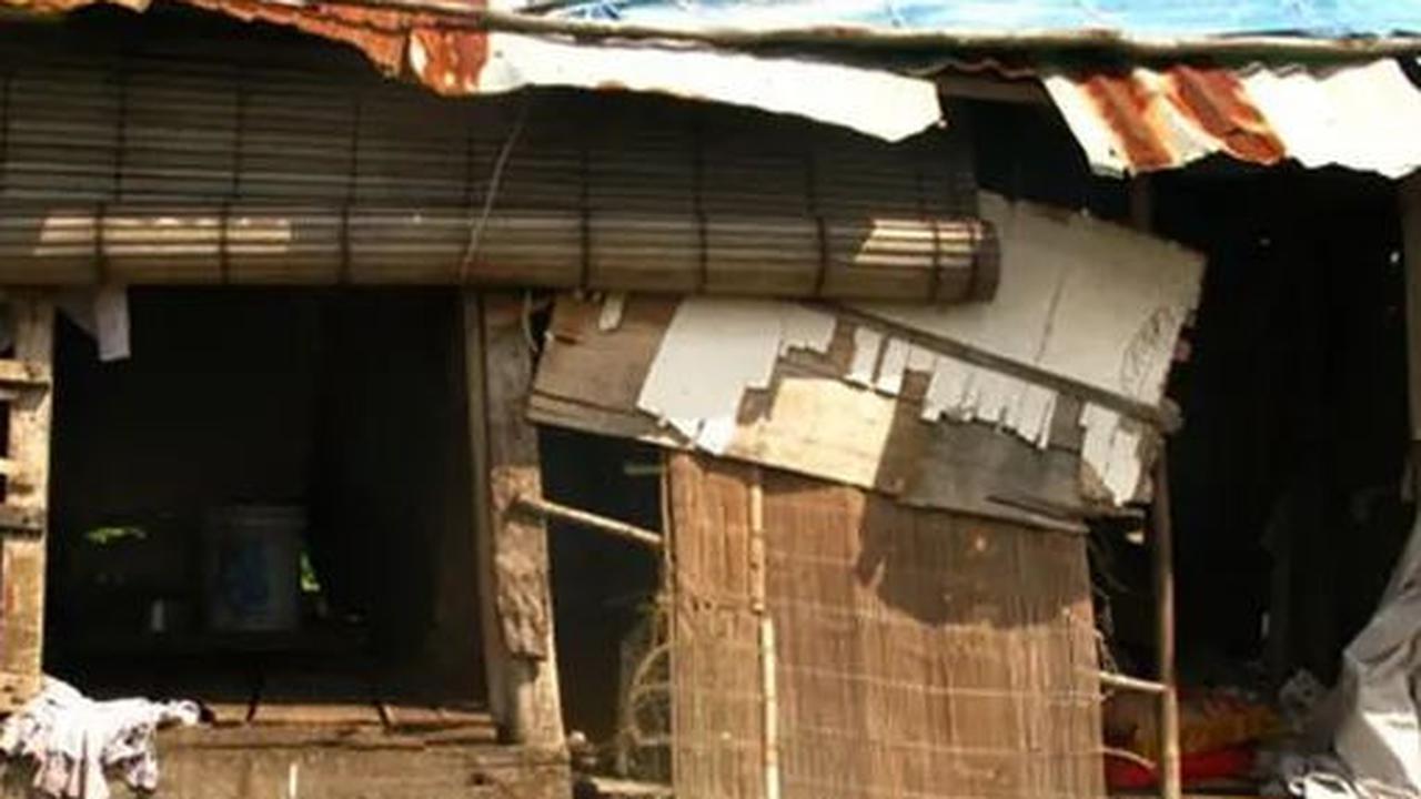 Lebih dari 10.000 ribu rumah warga Kabupaten Ngawi, Jawa Timur, masuk kategori tidak layak huni. Salah satu penyebab banyaknya rumah tak layak huni adalah angka kemiskinan tinggi di wilayah setempat.