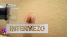 Selama kurang lebih lima menit lamanya, terlihat kalau orang dalam video sedikit mengalami kesulitan untuk menarik hewan ini.