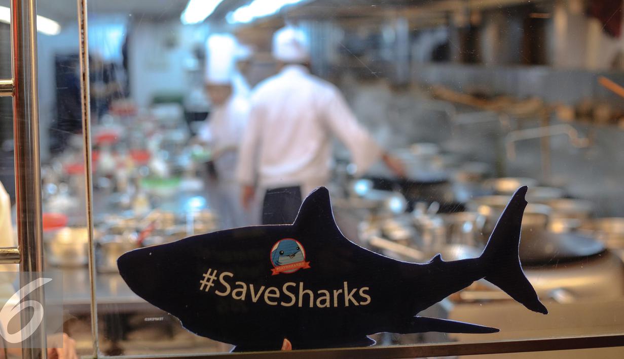 SaveSharks Indonesia dan Greenpeace Indonesia menggelar aksi mendukung salah satu rumah makan  untuk tidak menyediakan sajian sup sirip hiu, Minggu (12/7/2015). Aksi tersebut sebagai upaya menyelamatkan hiu dari kepunahan. (Liputan6.com/Faizal Fanani)