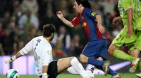 LIonel Messi saat mengecoh kiper Getafe, Luis Garcia usai solo run lewati beberapa pemain di pertandingan Liga Spanyol 2007 (Lluis Gene/AFP)