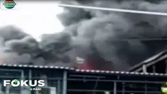 Petugas menduga api dipicu terjadinya korsleting arus listrik di salah satu ruangan.