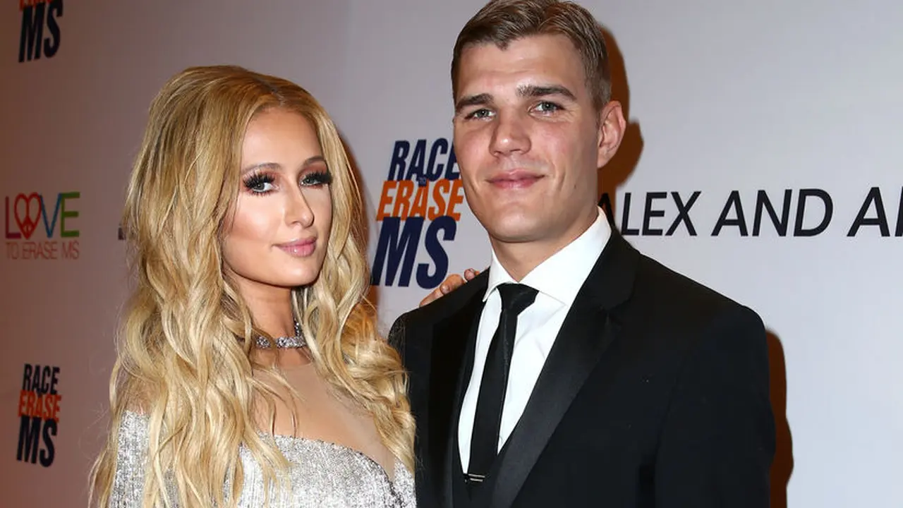 [Bintang] Paris Hilton - Chris Zylka