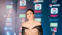 Malam itu menjadi sorotan tidak hanya karena kehadiran para pelaku seni dari berbagai negara, tetapi juga penampilan memukau selebriti Indonesia, salah satunya Wulan Guritno. [@snap.nuel].