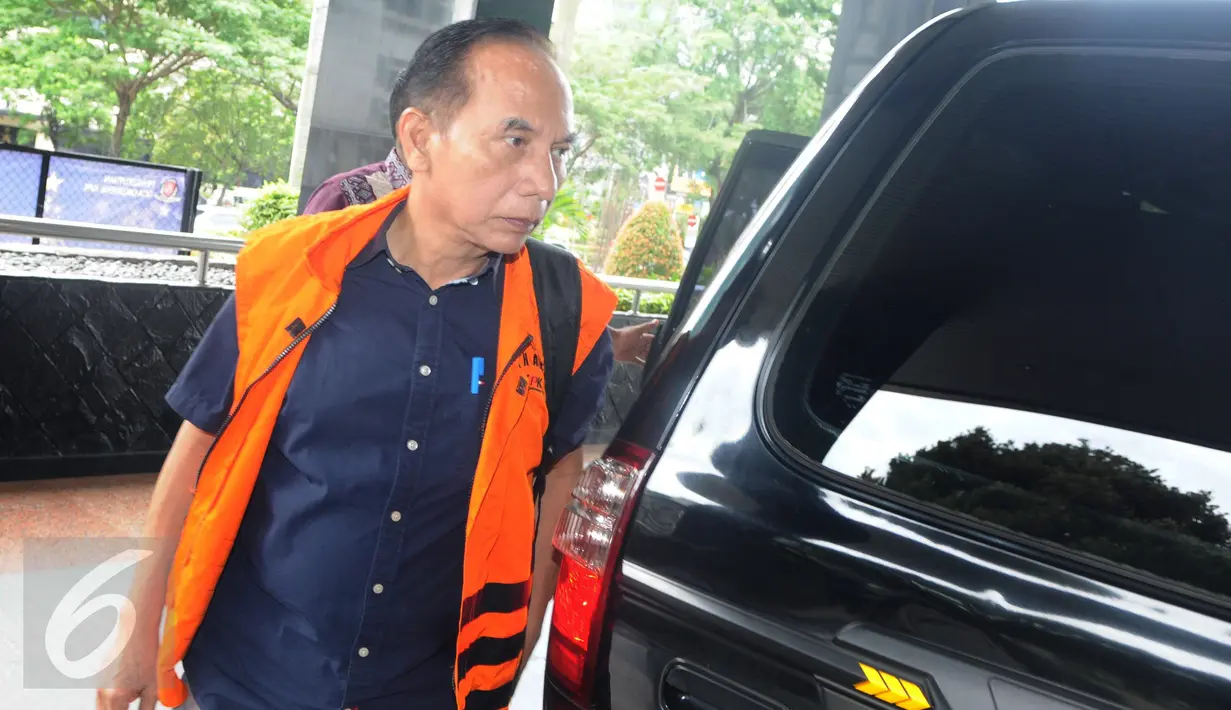 Mantan Wali Kota Cimahi yang juga suami dari Wali Kota nonaktif Cimahi saat ini Itoc Tochija keluar dari mobil tahanan untuk diperiksa di Gedung KPK, Jakarta, Jumat (13/1). (Liputan6.com/Helmi Afandi)