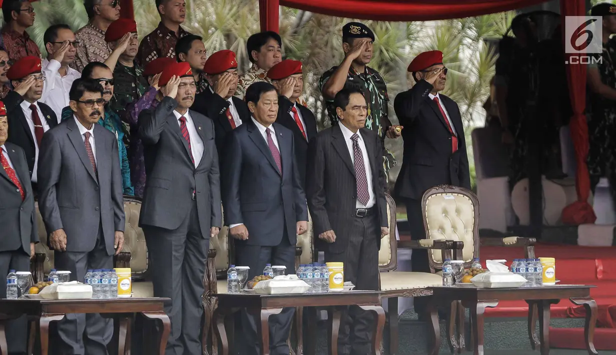 Mantan Danjen Kopassus Jenderal TNI (Purn) Agum Gumelar dan Menko Kemaritiman Jenderal TNI (Purn) Luhut Binsar Panjaitan menghadiri upacara penyerahan satuan Komando Pasukan Khusus di Lapangan Mako Kopassus, Jumat (23/3). (Liputan6.com/Faizal Fanani)