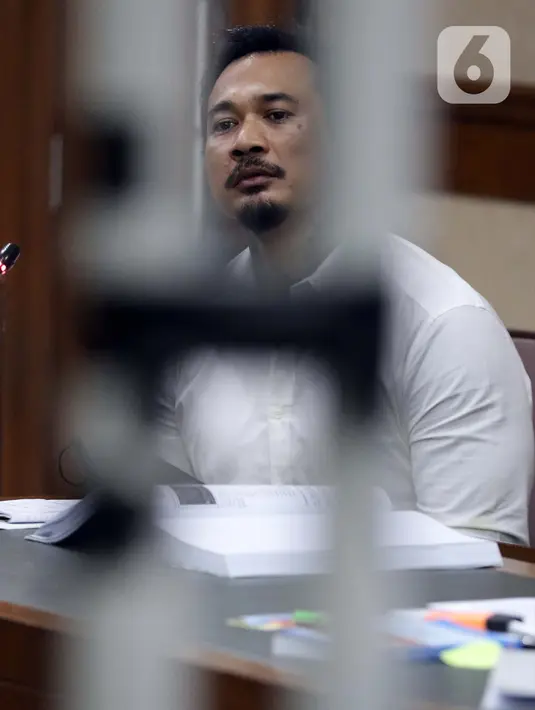 Musisi I Gede Ari Aryastina alias Jerinx saat menjalani sidang kasus dugaan pengancaman di Pengadilan Negeri Jakarta Pusat, Rabu (12/1/2022). Sidang beragendakan mendengar keterangan saksi. Saksi yang dihadirkan adalah Adam Deni dan Elsya Rosana. (Liputan6.com/Helmi Fithriansyah)