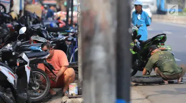 Sejumlah mekanik memperbaiki motor di salah satu bengkel di Otista, Jakarta, Minggu (10/6). Calon pemudik motor mulai memenuhi bengkel guna menyervis atau mengganti suku cadang kendaraan sebelum digunakan untuk mudik Lebaran. (Liputan6.com/Angga Yuniar)