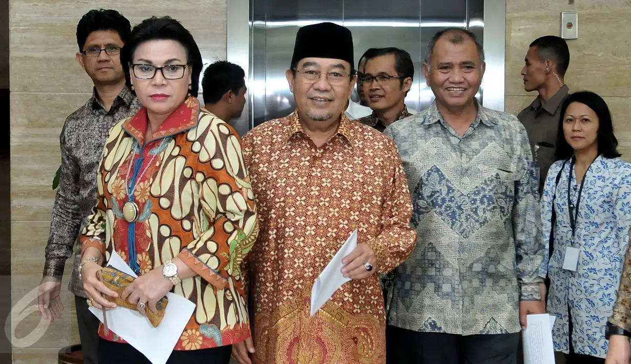 Ketua BPK Harry Azhar Azis didampingi Pimpinan KPK usai menggelar pertemuan di kantor BPK, Jakarta, Senin (20/6). Pertemuan itu membahas dugaan penyelewengan dalam pembelian lahan RS Sumber Waras yang dilakukan Pemprov DKI. (Liputan6.com/Johan Tallo)