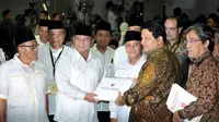 Pasangan capres dan cawapres Prabowo Subianto-Hatta Rajasa resmi mendaftar diri ke KPU. Selasa (20/5/14) (Liputan6.com/Johan Tallo)