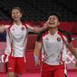 Ganda putri Indonesia Apriyani Rahayu (kanan) dan Greysia Polii berselebrasi setelah menang atas pasangan China pada final badminton ganda putri Olimpiade Tokyo 2020 di Musashino Forest Sport, Senin (2/8/2021). (Alexander NEMENOV/AFP)