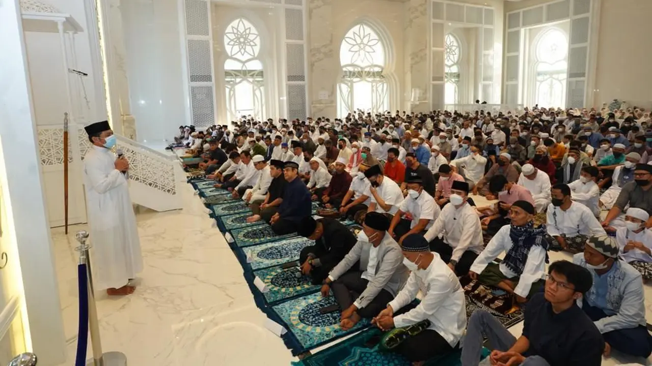 Menteri Badan Usaha Milik Negara (BUMN) Erick Thohir melaksanakan salat Idul Fitri di Masjid At-Thohur, Cimanggis, Depok, Jawa Barat.  (Dok Erick Thohir)