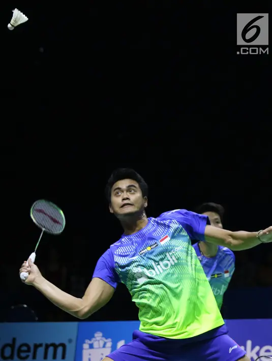 Ganda campuran Indonesia, Tontowi Ahmad/Liliyana Natsir bersiap smesh ke arah Hafiz Faizal/Gloria Emanulle Widjaja di semifinal Indonesia Open 2018 di Istora GBK Jakarta, Sabtu (7/7). Tontowi/Liliyana unggul 21-18, 21-8. (Liputan6.com/Helmi Fithriansyah)
