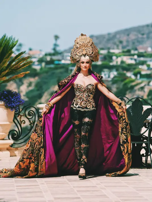 Selanjutnya adalah Agnez  Monica, ia mengenakan kostum batik seperti di foto ini. Dan ternyata batik ini dikenakannya saat berada di video klip terbarunya beberapa waktu lalu. Alhasil, Agnez banjir pujian. (Foto: Instagram)