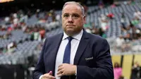 Presiden CONCACAF, Victor Montagliani, berjalan melintasi lapangan sebelum final Piala Emas CONCACAF 2025 antara Amerika Serikat dan Meksiko di Stadion NRG pada 6 Juli 2025 di Houston, Texas. (Omar Vega/Getty Images/Getty Images via AFP)