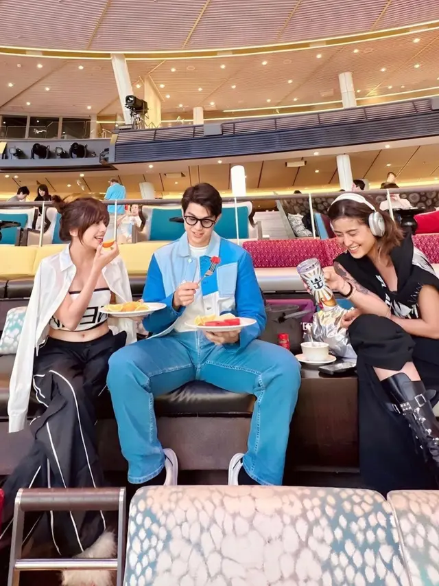 Awkarin dan Jonathan Alden di Kapal Pesiar