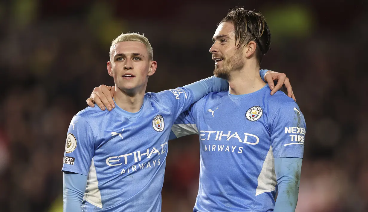 Pep Guardiola memberikan waktu bersantai untuk Phil Foden dan Jack Grealish usai Manchester City berpesta 7-0 ke gawang Leeds United. Sayangnya, mereka kembali dengan kondisi kurang baik dan berujung hukuman dengan tak dimainkan di laga selanjutnya. (AP/Ian Walton)