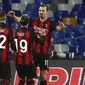Para pemain AC Milan merayakan gol yang dicetak oleh Zlatan Ibrahimovic ke gawang Napoli pada laga Liga Italia, Minggu (22/11/2020). AC Milan menang dengan skor 3-1. (Alessandro Garofalo/LaPresse via AP)