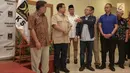 Ketum PAN Zulkifli Hasan berbincang dengan Ketum Partai Gerindra, Prabowo Subianto, Presiden PKS, Sohibul Iman saat keterangan pers untuk berkoalisi di Pilkada Serentak 2018 di Kantor PKS, Jakarta, Minggu (24/12). (Liputan6.com/Faizal Fanani)