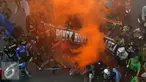 Pendukung Persebaya menyalakan suar di ruas jalan Padjajaran saat merayakan kembalinya klub mereka ke kompetisi PSSI, Bandung, Minggu (8/1). Berdasar putusan Kongres PSSI 2017, Persebaya 1927 kembali ke divisi utama. (Liputan6.com/Helmi Fithriansyah)