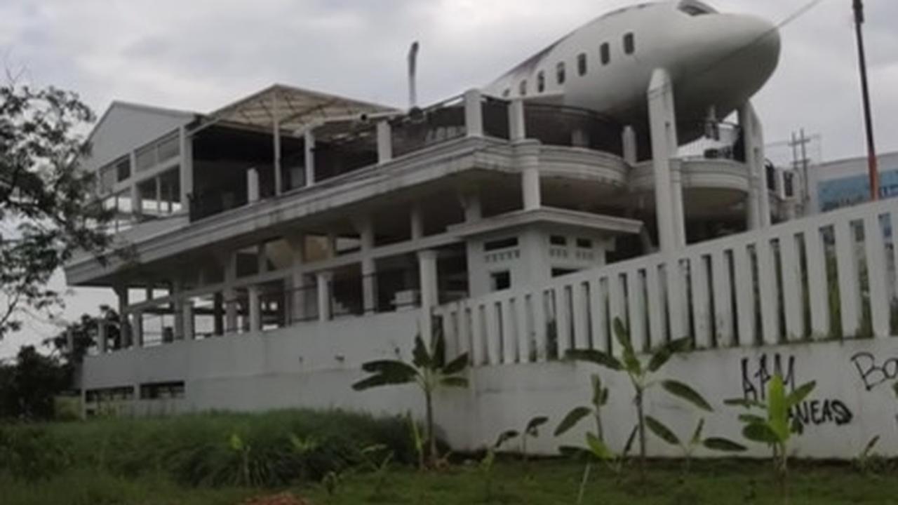 Sebuah rumah mewah di Kabupaten Sumedang, Jawa Barat menyimpan kisah dan bentuk yang unik  dibanding rumah pada umumnya.