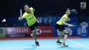Ganda campuran Indonesia, Debby Susanto/Ricky Karandasuwardi saat melawan He Jiting/Du Yue (China) pada babak pertama Indonesia Open 2018 di Istora GBK, Jakarta, Selasa (3/7). Ricky/Debby unggul. 17-21, 21-13, 24-22 (Liputan6.com/Helmi Fithriansyah)