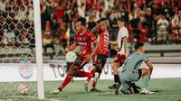 M. Rahmat berhasil mencetak gol penyama kedudukan Bali United atas PSM Makassar di Stadion Kapten I Wayan Dipta pada Sabtu (7/12/2024). (Alit Binawan/Bola.com)